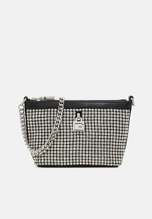 Sac à main rectangulaire noir avec une grille de strass argentés, une bandoulière en chaîne argentée et une petite fermeture carrée argentée à l'avant.