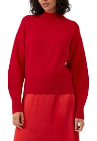 Czerwony sweter z dzianiny z wysokim kołnierzem, opuszczonymi ramionami oraz prążkowanym wykończeniem na dole i mankietach. Gładka tekstura, dopasowany fason.