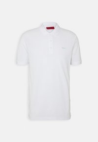 Polo blanc en coton à manches courtes, avec une patte de boutonnage à trois boutons et un petit logo brodé en bleu clair sur la poitrine.