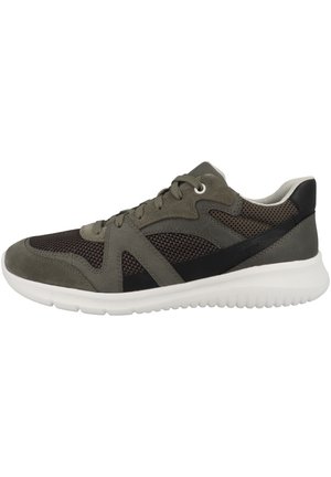 Scarpe da ginnastica da uomo con un design bicolore in verde oliva e nero, realizzate in suede e mesh, con suola in gomma bianca e accenti testurizzati.