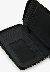 Zwarte ritstas met meerdere kaartsleuven, een doorzichtige ID-venster en een gladde, gestructureerde binnenkant. Voorzien van nauwkeurige stiksel en ritshardware.