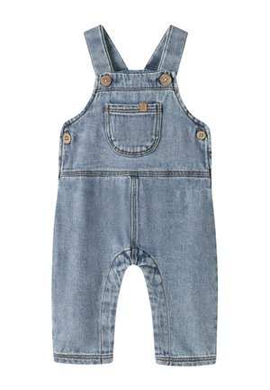 Peto de denim azul claro para niños pequeños con tirantes ajustables con botones, un bolsillo frontal en el pecho y detalles de botones en los lados sobre un fondo blanco.