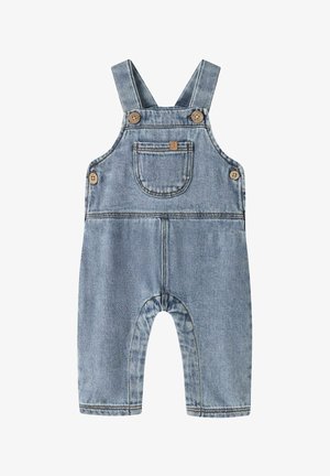 Salopette in denim azzurro chiaro per bambini piccoli con bretelle regolabili con bottoni, taschino frontale sul petto e dettagli con bottoni ai lati su sfondo bianco.