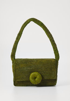 Grüne geflochtene Handtasche mit einem runden Verschlussdetail, strukturierter Oberfläche und einem einzelnen Schulterriemen. Kompakte rechteckige Form.