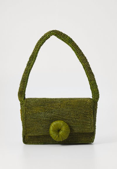 Sac à main tissé vert avec un détail de fermoir arrondi, surface texturée et une seule bandoulière. Forme rectangulaire compacte.