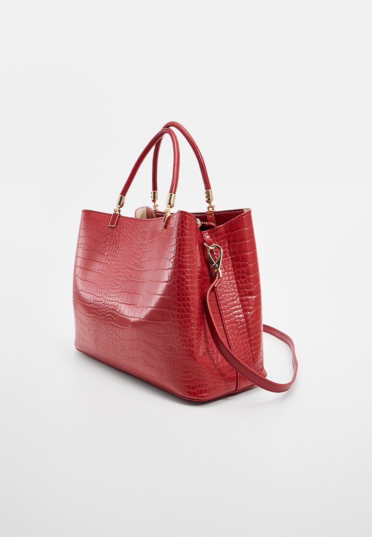 Borsa a tote rossa con motivo coccodrillo, finitura in pelle liscia, manici doppi e tracolla regolabile. Accenti in hardware dorato.