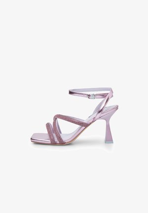 Sandal metallic roz cu toc înalt, având vârf pătrat, curele încrucișate și o textură strălucitoare, cu un toc conic subțire.