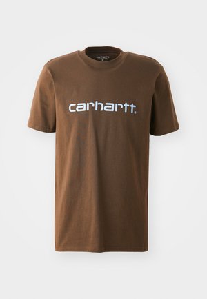 Braunes Baumwoll-T-Shirt mit kurzen Ärmeln, mit dem weißen "Carhartt"-Logo, das quer über die Brust gedruckt ist. Standard Crew-Neck-Design.