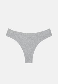 Ανοιχτό γκρι ριπ εσώρουχο τύπου thong με φαρδύ λάστιχο και άραφες άκρες σε λευκό φόντο.