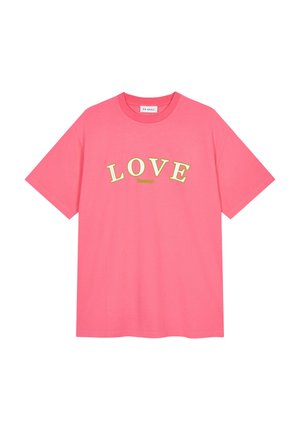 Roze katoenen T-shirt met gedurfde "LOVE"-tekst in groen en geel, korte mouwen en een ronde halslijn. Eenvoudig, casual ontwerp.