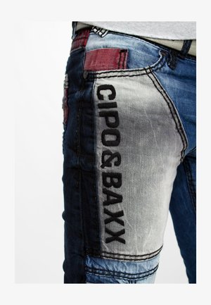 Jeans aus Denim mit einer Mischung aus dunklen und hellen Blautönen, besticktem Logo "CIPO & BAXX" an der Seite und kontrastierenden Patch-Details.