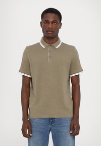 Oliven grønn polo skjorte i myk stoff, med klassisk krage, tre-knapps placket og kontrasterende hvite striper på kragen og ermene.