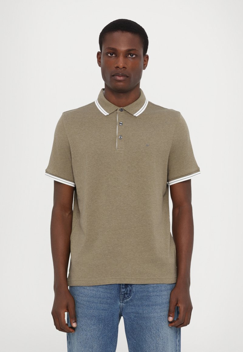 Oliven grønn polo skjorte i myk stoff, med klassisk krage, tre-knapps placket og kontrasterende hvite striper på kragen og ermene.