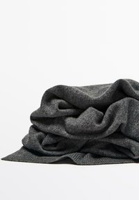 Tessuto a maglia grigio piegato, caratterizzato da una morbida texture con una leggera elasticità. Il tessuto presenta un sottile motivo melangiato e bordi a costine.