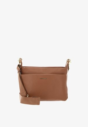 Sac bandoulière en cuir fauve avec une texture granuleuse, des ferrures dorées, une sangle ajustable et une poche zippée à l'avant. Forme rectangulaire compacte.