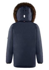 Marinblå isolerad jacka med en huva fodrad med konstpäls, långa ärmar och en ficka med dragkedja på vänster arm. Slät textur, minimalistisk design.