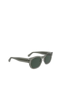 Ochelari de soare cu rame din plastic gri transparent și lentile verzi închise. Prezintă o formă geometrică distinctă și accente unghiulare pe brațe.