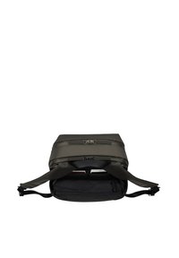 Sac à dos noir avec une texture lisse, ouverture zippée et bretelles doubles. Semble spacieux avec plusieurs poches à l'intérieur pour l'organisation.