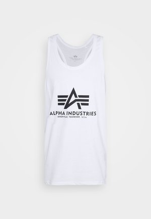 Fehér pamut trikó, fekete nyomott logóval, stilizált "A"-val és vízszintes vonalakkal, feliratozva: "ALPHA INDUSTRIES, KNOXVILLE, TENNESSEE, U.S.A."