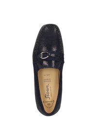 Dunkelblaue Slipper aus strukturiertem Leder, mit einer dekorativen Schnalle und weichem Innenfutter für zusätzlichen Komfort. Flache Sohle mit Nähdetails.