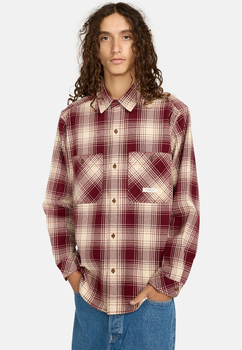Camicia in flanella a quadri rossa e crema con colletto button-down, due tasche sul petto e una vestibilità comoda, realizzata in morbido cotone.