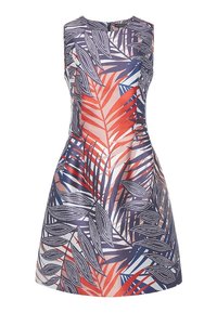 Robe sans manches à motif floral, composée de couleurs bleue, rouge et blanche. Un corsage ajusté se prolonge par une jupe évasée. Texture de tissu lisse.