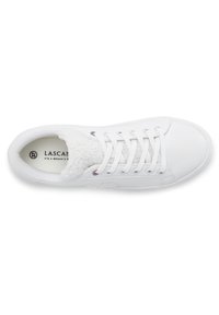 Sneaker bianca con punta rotonda, design con lacci, rivestimento morbido e soffice, e un sottile accento viola sugli occhielli. Realizzata in materiale sintetico liscio.