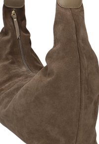 Bruine suède handtas met een gebogen vorm, voorzien van een ritsvak en leren accenten aan de bovenkant voor versterking en stijl.