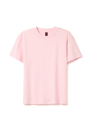 Camiseta de algodón rosa con cuello redondo, mangas cortas y un ajuste relajado. Textura suave, sin estampados ni elementos metálicos visibles.