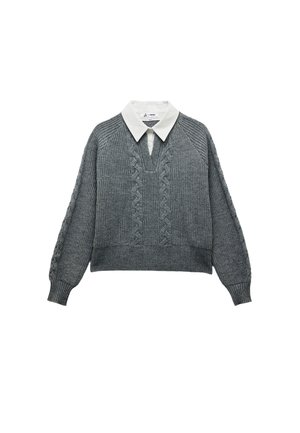 Maglione grigio lavorato a maglia con un design corto, caratterizzato da un colletto bianco, motivo a trecce e polsini e orlo a costine.