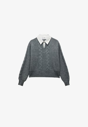 Maglione grigio lavorato a maglia con un design corto, caratterizzato da un colletto bianco, motivo a trecce e polsini e orlo a costine.