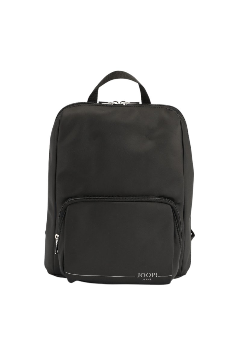 Mochila negra de nailon con correas ajustables, bolsillo frontal con cremallera y detalles en plata. Presenta una superficie texturizada y un detalle de logo.