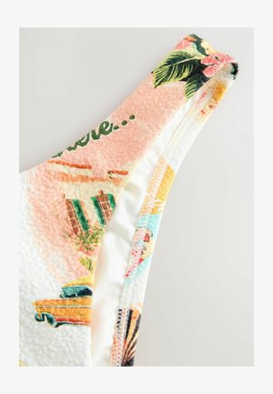 Bikini-top i struktureret materiale med blomster- og vintagebilmønster i pastelfarver, kantet med en glat hvid kant og søm.