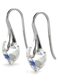 Silberfarbene, herzförmige Ohrringe mit klaren, facettierten Kristallen, die an geschwungenen Haken hängen und eine polierte Metallic-Oberfläche aufweisen.