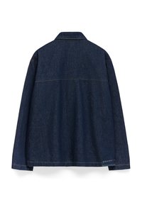 Mörk denimjacka med krage, långa ärmar och subtila sömdetaljer. Inkluderar en liten logotyp närmast fållen.