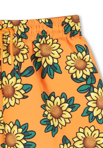Shorts de bain orange vif avec un motif de tournesol. Comprend une taille élastique avec un cordon de serrage et des accents de feuilles vertes.