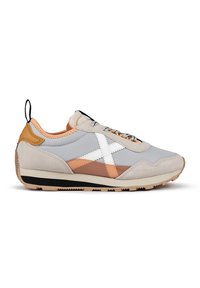 Zapatillas grises y beige con parte superior de ante y sintético. Con acentos en blanco y naranja, suela negra y diseño con cordones.