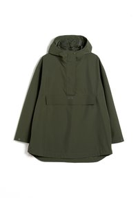 Veste de pluie à capuchon vert foncé avec manches longues, poche avant à rabat, fermeture par boutons-pression aux poignets et patte de boutonnage partielle à l’avant.