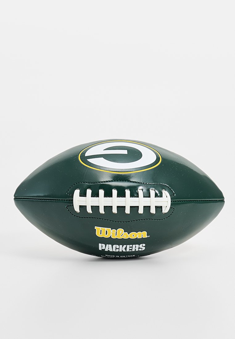 Groene leren voetbal met witte veter, "Wilson"-logo en "PACKERS"-tekst in het geel, met een rond teamlogo-ontwerp bovenop.