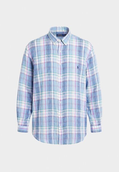 Camisa de manga larga con botones y estampado de cuadros en azul claro, con rayas verdes, blancas y moradas, cuello abotonado y logotipo bordado en el pecho.