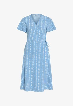 Wickelkleid aus hellblauem Stoff mit wellenförmigem weißen Muster. Verfügt über kurze, flatternde Ärmel und einen Krawattenbund für eine verstellbare Passform.