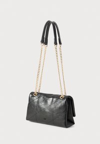 Schwarze Ledertasche mit gestepptem Design, goldenen Kettenriemen und einer strukturierten rechteckigen Form. Verfügt über diagonale Nähte und Logo-Details.