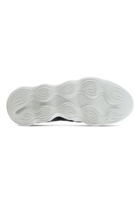 Czarne sneakersy z teksturowaną cholewką, z masywną białą gumową podeszwą w faliste wzory. Widoczna logo "Ecco" na podeszwie.