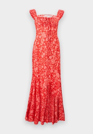 Robe maxi rouge avec motif floral rose, larges bretelles, corsage froncé, devant à boutons et ourlet évasé.