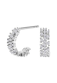 Kolczyki w kształcie kół wykonane z polerowanego srebra z błyszczącymi, przezroczystymi kamieniami. Projekt charakteryzuje się teksturowanym zakrzywieniem oraz prostym odcinkiem z wieloma kamieniami szlachetnymi.