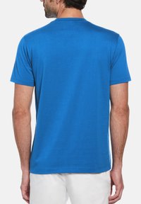 Heren T-shirt met korte mouwen in helderblauw. Gemaakt van soepel katoen, met een klassieke ronde hals en een ontspannen pasvorm. Subtiele stikseldetails.