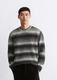 Pullover mit einem schwarz-grau gestreiften Muster, gestrickter Textur, Rundhalsausschnitt und langen Ärmeln, kombiniert mit dunklen Hosen.