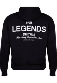 Sort hættetrøje med hvidt trykt tekst på ryggen: "DPSZE LEGENDS STREETWEAR" med yderligere detaljer nedenfor. Blødt stof, afslappet pasform.