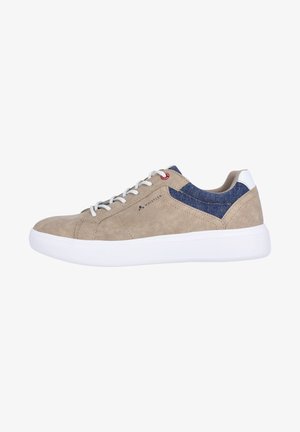 Beige mockask sneaker med vit gummisula, blå denimdetaljer på överdelen och grå snören. Har en röd logodetalj på sidan.