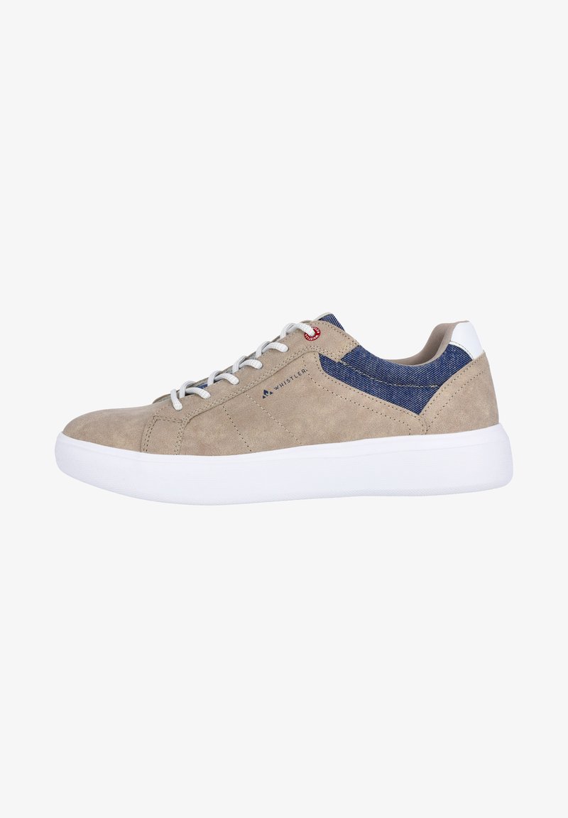 Beige mokkasneaker med vit gummisul, blå denimdetaljer på oversiden och grå snörningar. Har en röd logotypdetalj på sidan.